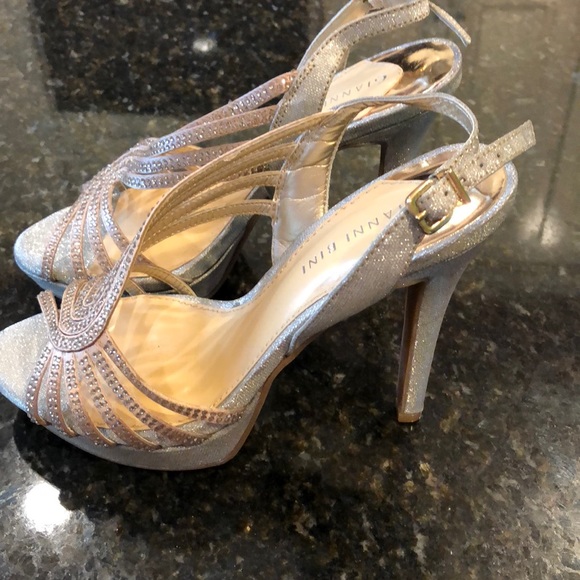 NEW Gianni Bini Evening Sandals in Gold - Picture 2 of 6